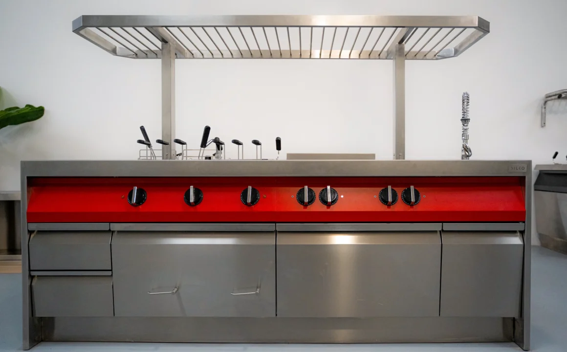 ikonico-slider-2-scaled-qphtaz7ovblzchw8kp9p5tydud7b5g7hq8zn7ilicg خط طهي احترافي بسطح ستانلس قطعة واحدة قابل للتخصيص - الصورة 1